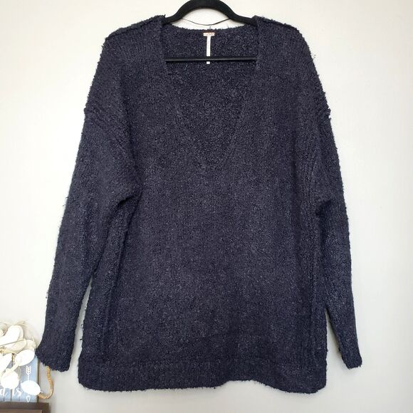 Free People Black Sweater Size Medium Oversized Fuzzy V-Neck Acrylic Alpaca - Picture 1 of 12